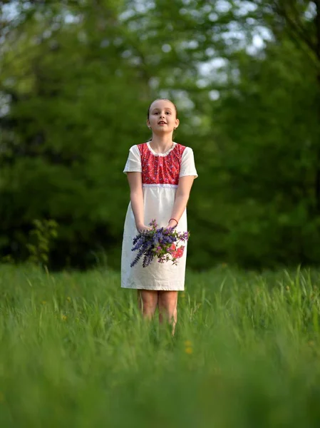 Außenporträt Der Schönen Mädchen Mit Blumen — Stockfoto