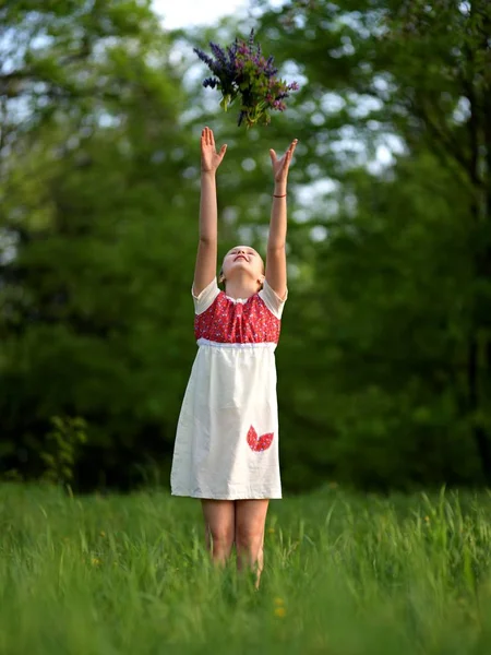 Outdoor Portrait Beautiful Girl Flowers — Stockfoto