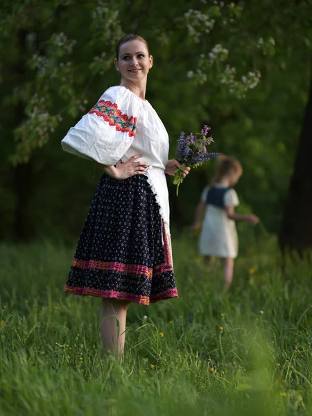 Mutter Und Tochter Posieren Traditionellen Slowakischen Trachten Freien — Stockfoto