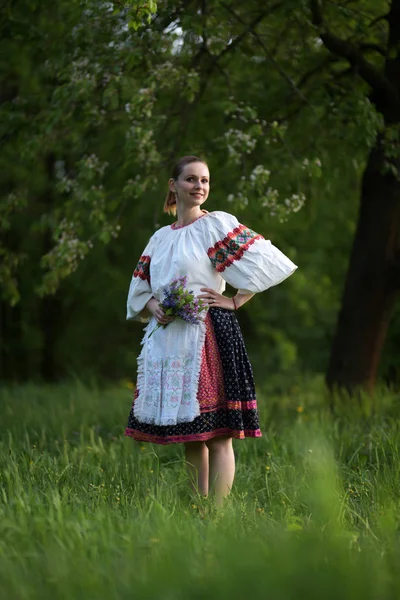 Młoda Kobieta Pozowała Tradycyjnym Słowackim Stroju Świeżym Powietrzu — Zdjęcie stockowe