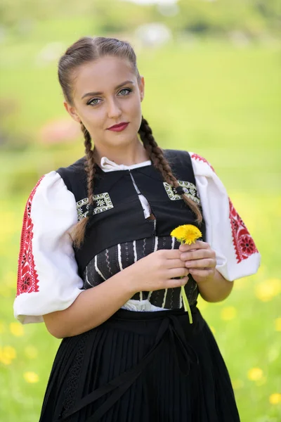 Folklorique Slovaque Costume Traditionnel — Photo