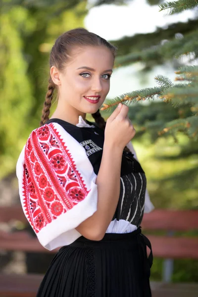 Folklorique Slovaque Costume Traditionnel — Photo