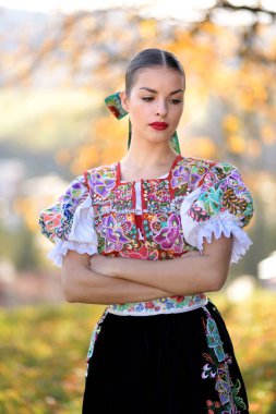 Geleneksel kostümlü, güzel, Slovak folklor kadını.