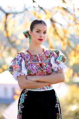 Geleneksel kostümlü, güzel, Slovak folklor kadını.