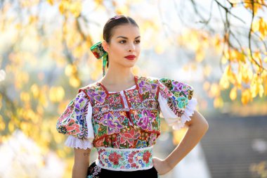 Geleneksel kostümlü, güzel, Slovak folklor kadını.