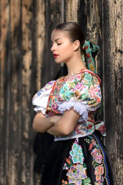 Geleneksel kostümlü, güzel, Slovak folklor kadını.