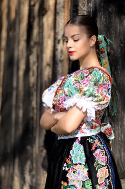 Geleneksel kostümlü, güzel, Slovak folklor kadını.