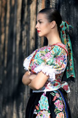 Geleneksel kostümlü, güzel, Slovak folklor kadını.