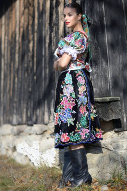 Geleneksel kostümlü, güzel, Slovak folklor kadını.