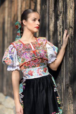 Geleneksel kostümlü, güzel, Slovak folklor kadını.