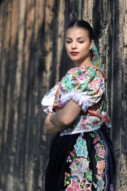 Geleneksel kostümlü, güzel, Slovak folklor kadını.