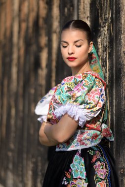 Geleneksel kostümlü, güzel, Slovak folklor kadını.