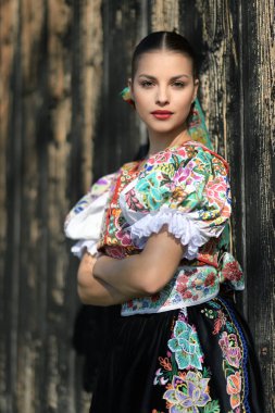 Geleneksel kostümlü, güzel, Slovak folklor kadını.