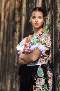 Geleneksel kostümlü, güzel, Slovak folklor kadını.