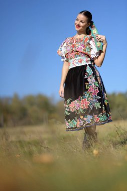 Geleneksel kostümlü, güzel, Slovak folklor kadını.