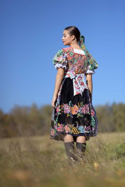 Geleneksel kostümlü, güzel, Slovak folklor kadını.