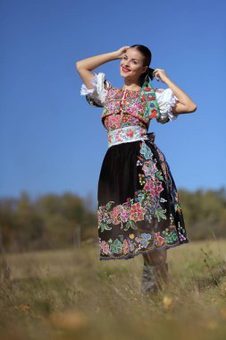 Geleneksel kostümlü, güzel, Slovak folklor kadını.