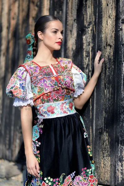 Jovem Bela Mulher Folclore Eslovaco Traje Tradicional — Fotografia de Stock