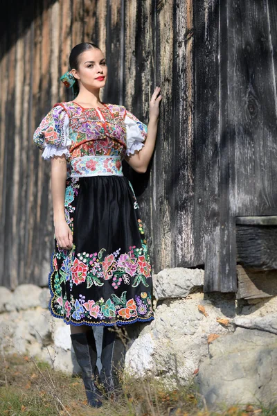 Ung Vacker Slogan Folklore Kvinna Traditionell Kostym — Stockfoto