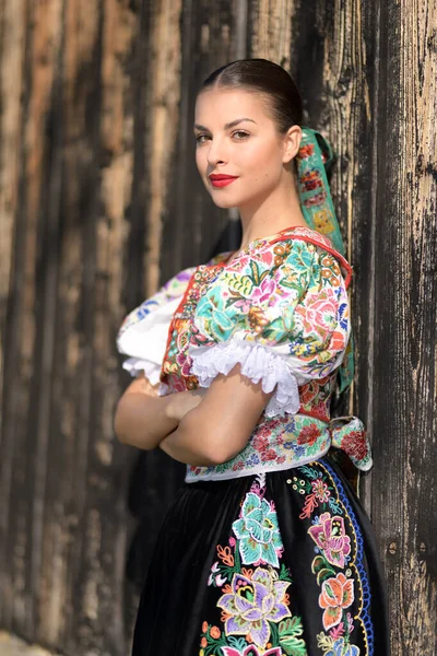 穿着传统服装的年轻漂亮的Slovak民俗女子 — 图库照片