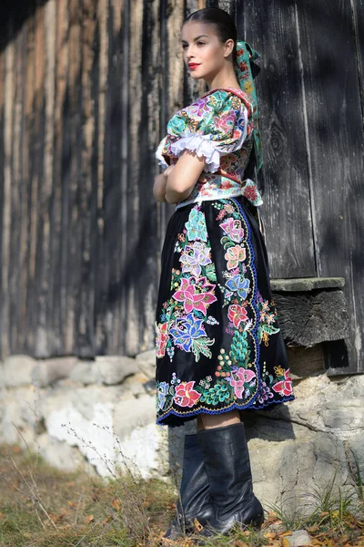 Fiatal Gyönyörű Szlovák Folklór Hagyományos Jelmezben — Stock Fotó