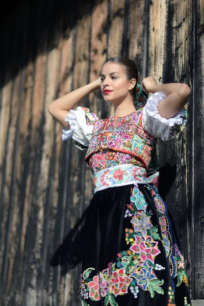 Junge Schöne Slowakische Folkloristin Traditioneller Tracht — Stockfoto