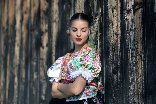 Jeune Belle Femme Folklorique Slovaque Costume Traditionnel — Photo