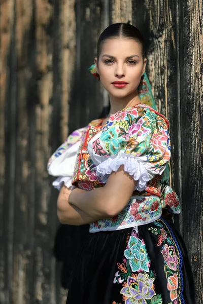 Giovane Bella Slovacca Donna Folklore Costume Tradizionale — Foto Stock