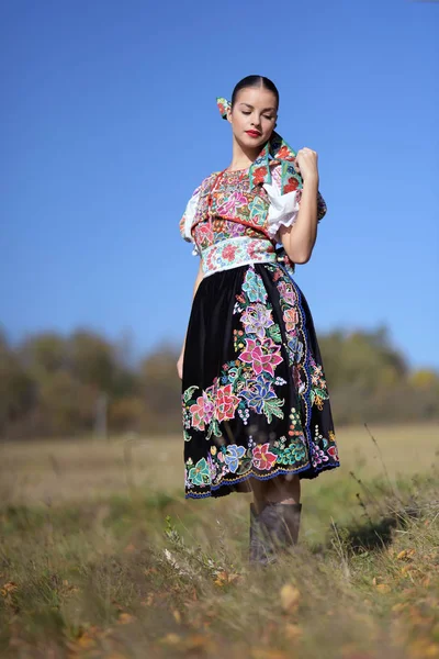 Geleneksel Kostümlü Güzel Slovak Folklor Kadını — Stok fotoğraf