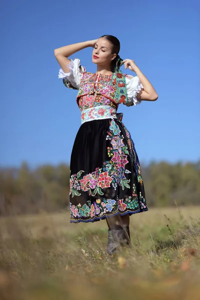 若い美しいスロバキア民俗女性で伝統的な衣装 — ストック写真