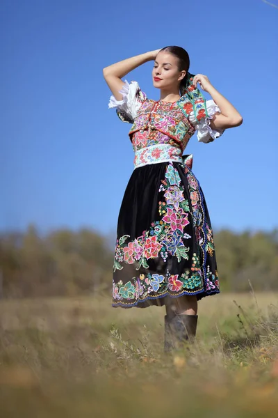 Jonge Mooie Slovak Folklore Vrouw Traditioneel Kostuum — Stockfoto