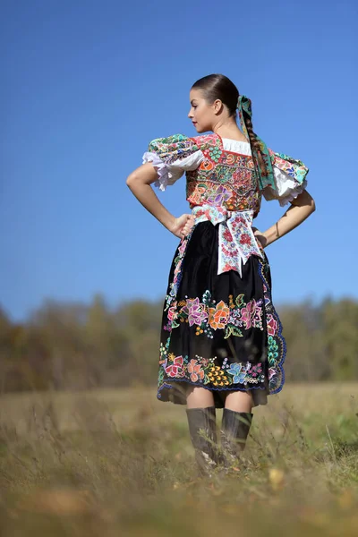 Ung Vacker Slogan Folklore Kvinna Traditionell Kostym — Stockfoto