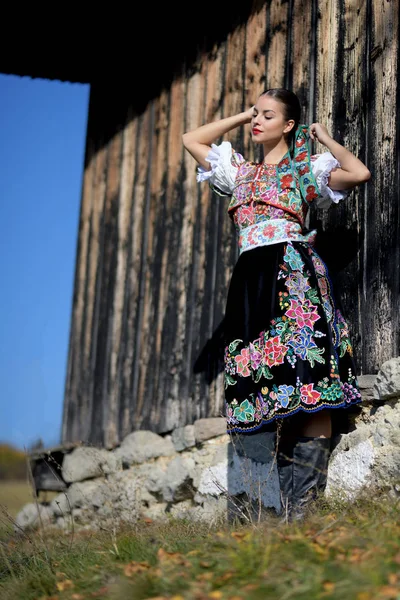 Jovem Bela Mulher Folclore Eslovaco Traje Tradicional — Fotografia de Stock