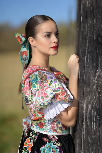 Fiatal Gyönyörű Szlovák Folklór Hagyományos Jelmezben — Stock Fotó