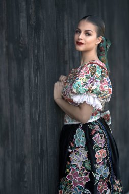 Geleneksel kostümlü, güzel, Slovak folklor kadını.