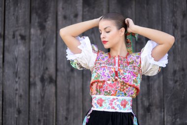 Geleneksel kostümlü, güzel, Slovak folklor kadını.