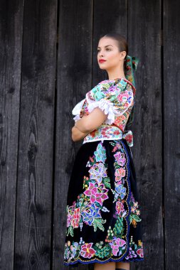 Geleneksel kostümlü, güzel, Slovak folklor kadını.
