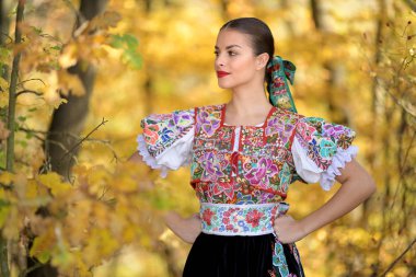 Geleneksel kostümlü, güzel, Slovak folklor kadını.
