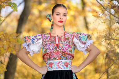 Geleneksel kostümlü, güzel, Slovak folklor kadını.