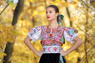 Geleneksel kostümlü, güzel, Slovak folklor kadını.