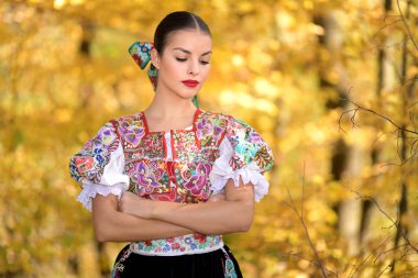 Geleneksel kostümlü, güzel, Slovak folklor kadını.