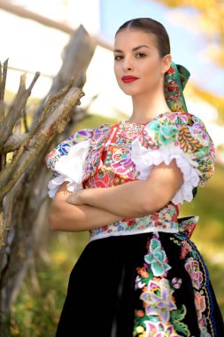 Geleneksel kostümlü, güzel, Slovak folklor kadını.