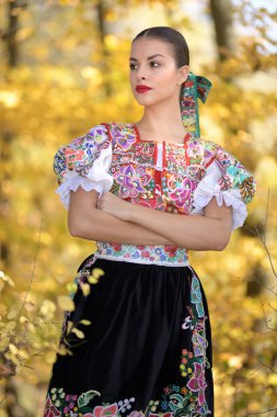 Geleneksel kostümlü, güzel, Slovak folklor kadını.