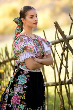 Geleneksel kostümlü, güzel, Slovak folklor kadını.