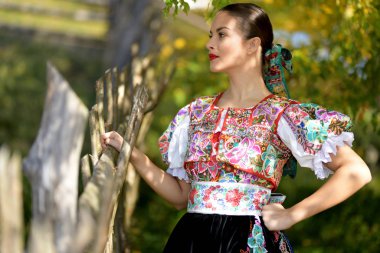 Geleneksel kostümlü, güzel, Slovak folklor kadını.