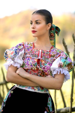 Geleneksel kostümlü, güzel, Slovak folklor kadını.