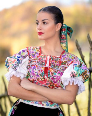 Geleneksel kostümlü, güzel, Slovak folklor kadını.