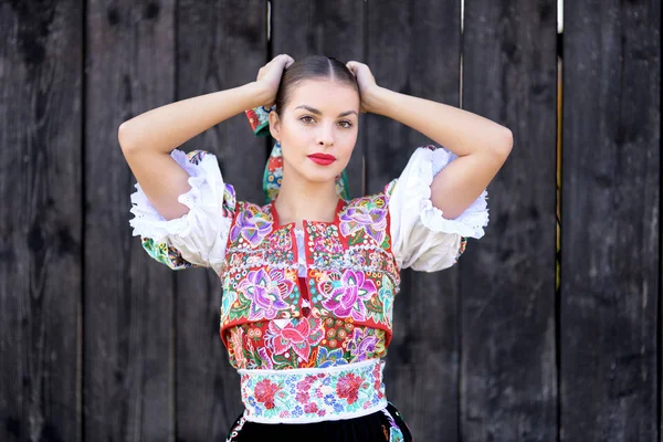 Jovem Bela Mulher Folclore Eslovaco Traje Tradicional — Fotografia de Stock