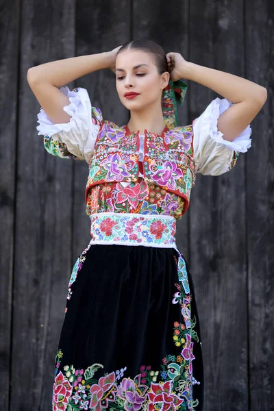 Jeune Belle Femme Folklorique Slovaque Costume Traditionnel — Photo