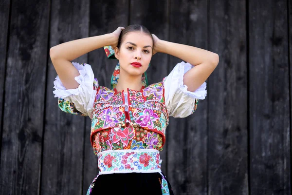 Junge Schöne Slowakische Folkloristin Traditioneller Tracht — Stockfoto